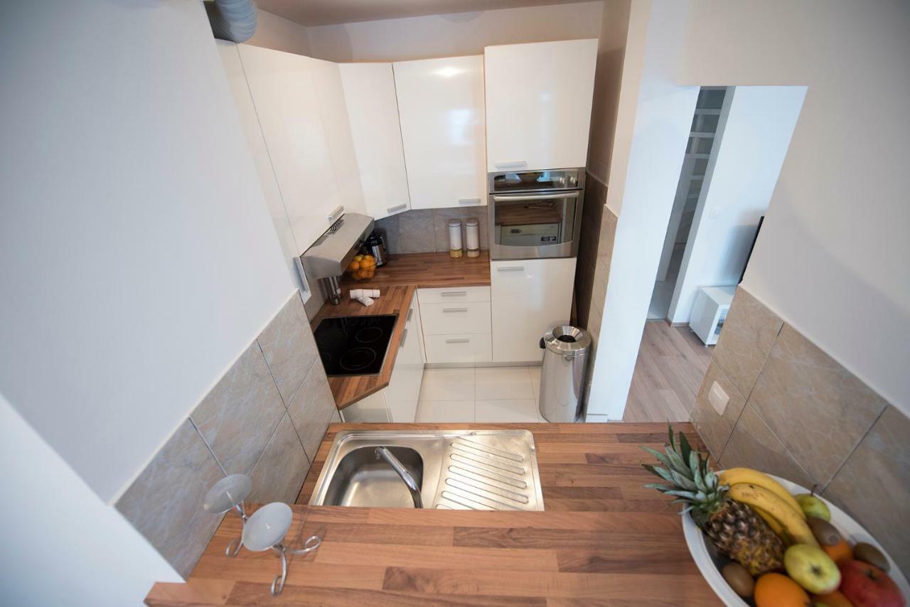 The Roof - Luxury Apartment 오미스 외부 사진