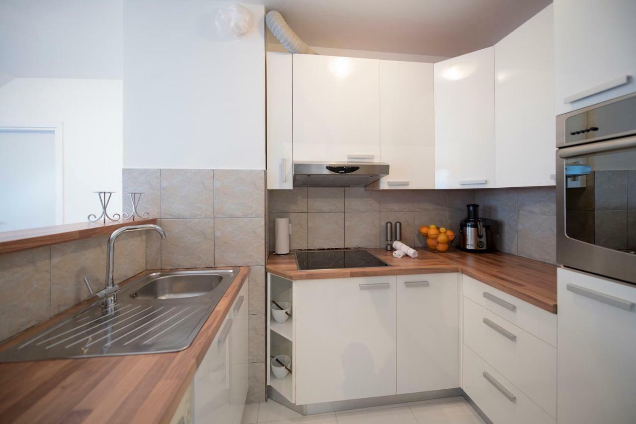 The Roof - Luxury Apartment 오미스 외부 사진